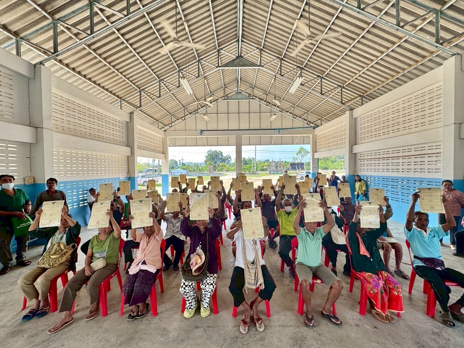 title - ส.ป.ก.จันทบุรี ออกศูนย์บริการเคลื่อนที่รับยื่นคำขอออกโฉนดเพื่อการเกษตรและมอบโฉนดเพื่อการเกษตรให้แก่เกษตรกร ภายใต้โครงการจัดที่ดินเพื่อเกษตรกรรม กิจกรรมปรับปรุงหนังสืออนุญาตให้เข้าทำประโยชน์ในเขตปฏิรูปที่ดิน (ส.ป.ก.4-01) เป็นโฉนดเพื่อการเกษตร ประจำปีงบประมาณ พ.ศ. 2569 